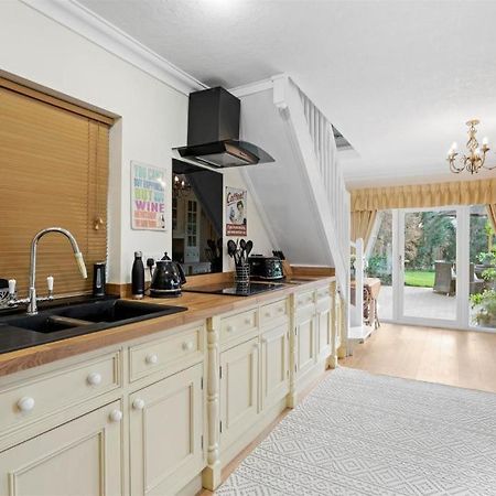 شقة The Corner House, 36, Broadway Road, إيفيشام المظهر الخارجي الصورة
