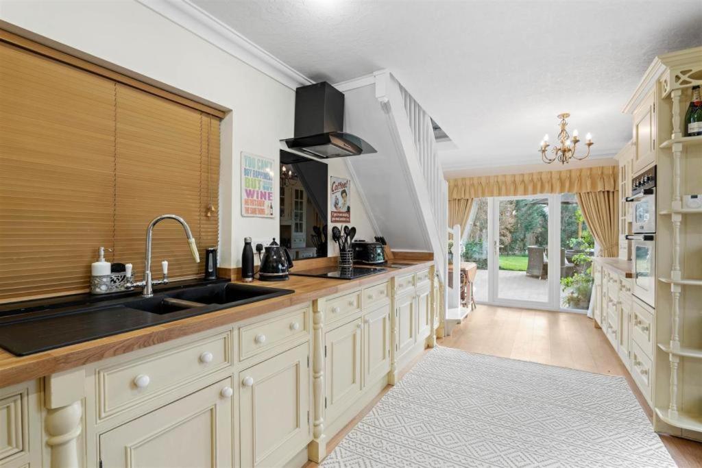 شقة The Corner House, 36, Broadway Road, إيفيشام المظهر الخارجي الصورة