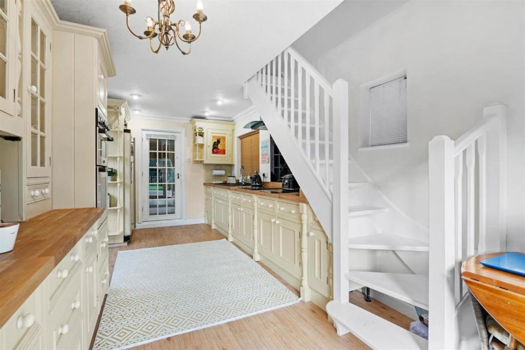 شقة The Corner House, 36, Broadway Road, إيفيشام المظهر الخارجي الصورة